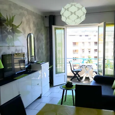 Appartement Studio In The Heart Of Les Pins With Magnificent Sea View Terrace